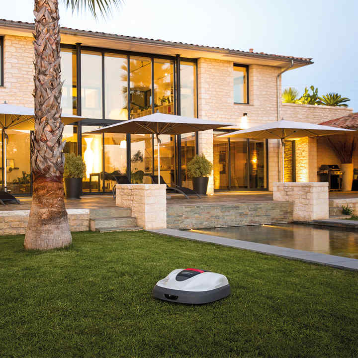 Miimo 310 à l’œuvre sur du gazon de jardin.