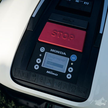 Gros plan sur l'écran et le bouton d'arrêt de la Honda Miimo.
