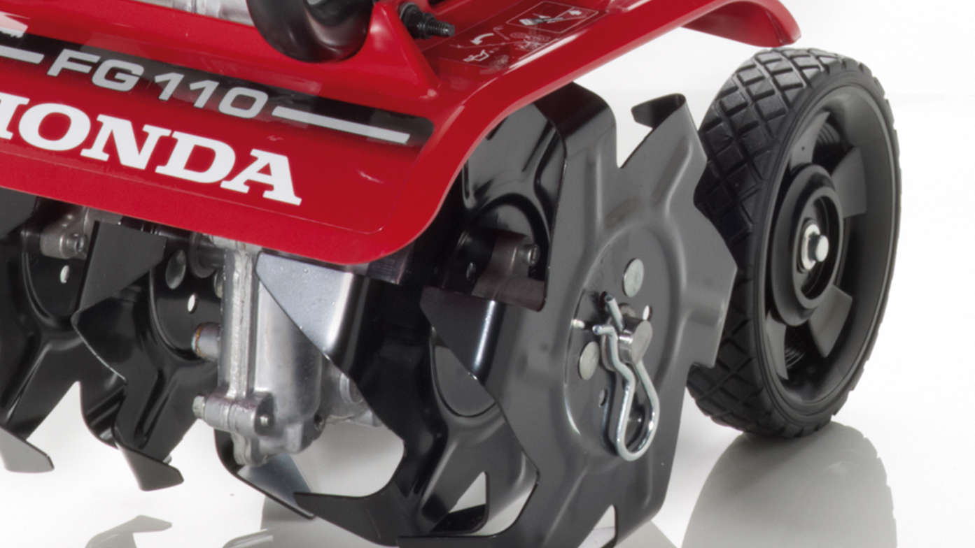 Microbineuse Honda, gros plan, plan sur les roues.