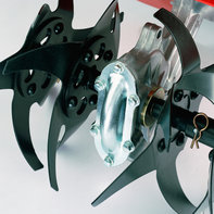 Microbineuse Honda, gros plan des outils rotatifs.