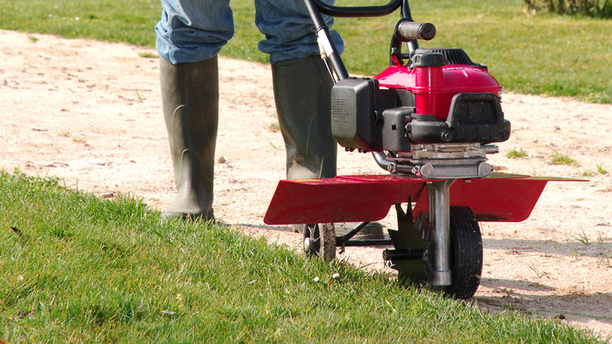 Microbineuse Honda, taille-bordure, en situation pratique.
