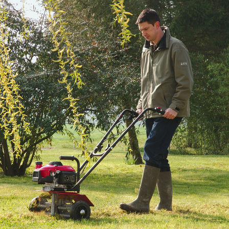 Microbineuse Honda, déchaumeuse, utilisée par un démonstrateur, en situation pratique.