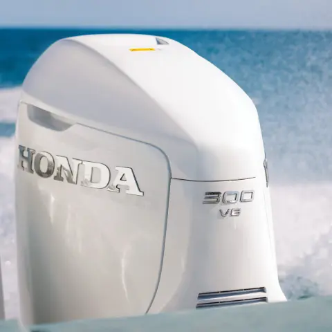 Gros plan des moteurs BF350 à l'arrière du bateau en mer.