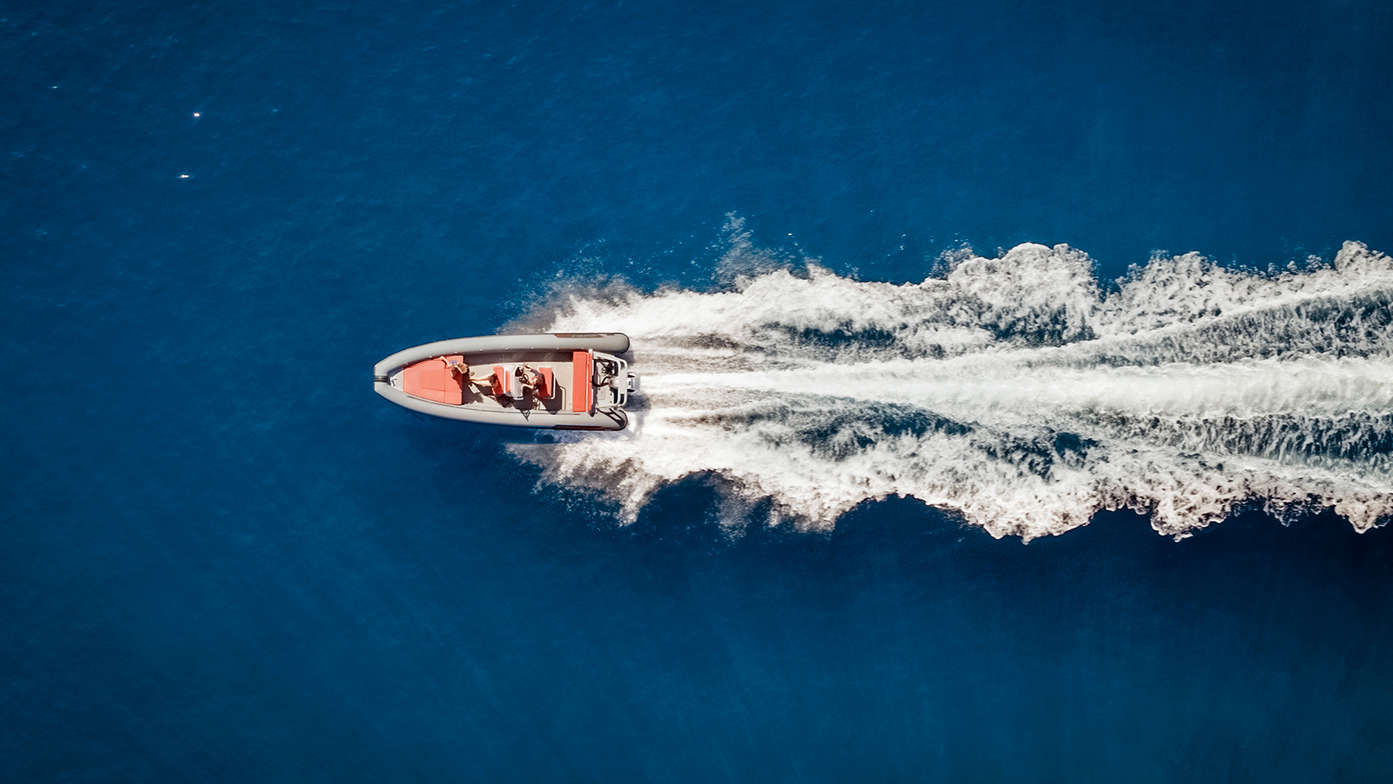 Vue aérienne du bateau gonflable équipé du moteur marin Honda.