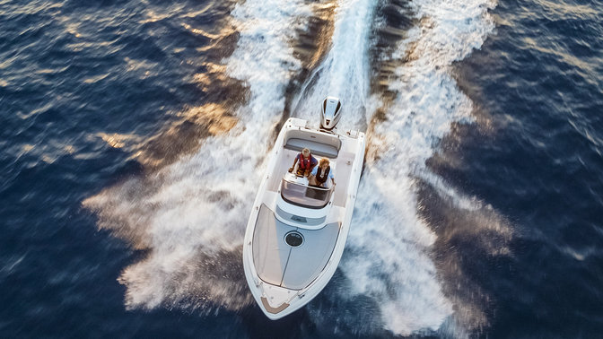 Vue aérienne du bateau équipé du moteur marin Honda.