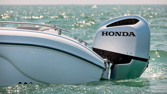 Bateau vu de côté équipé du moteur marin Honda.