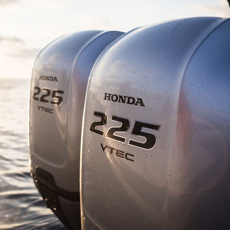 Gros plan sur deux moteurs marins Honda.