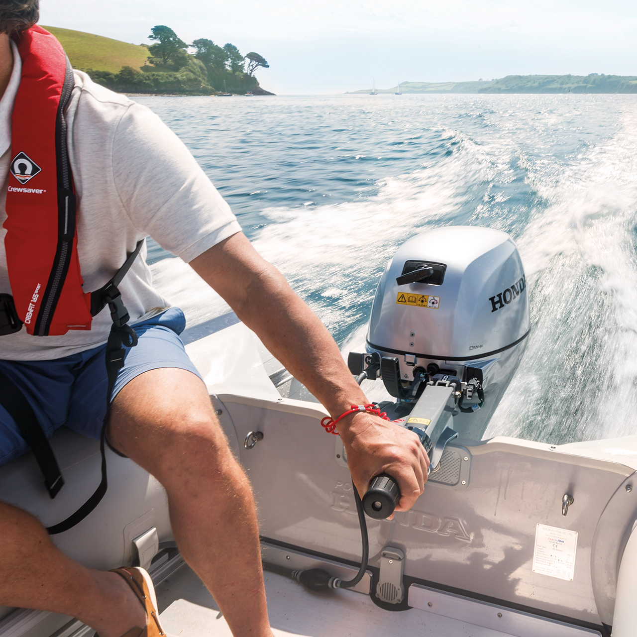 Gros plan sur un moteur Honda BF utilisé sur un lac.