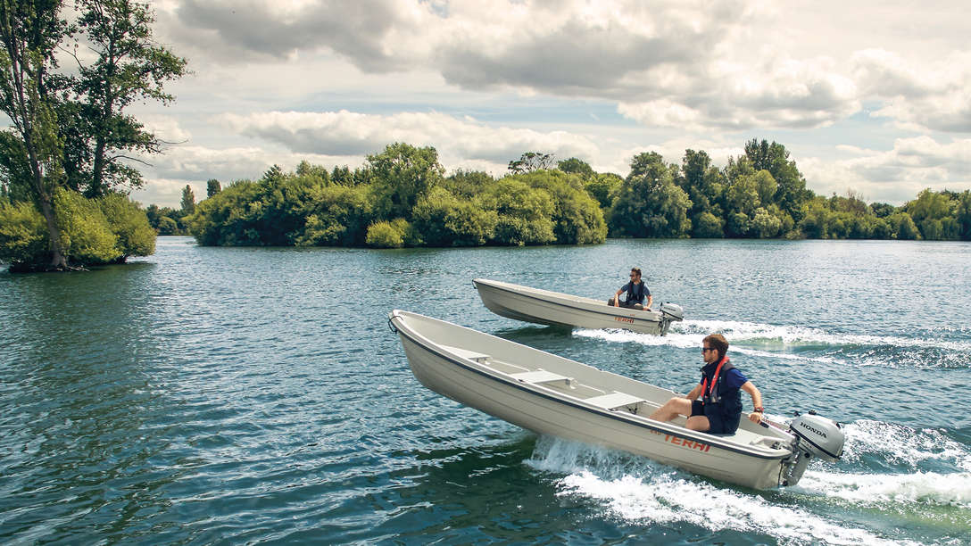 Deux bateaux filant sur un lac