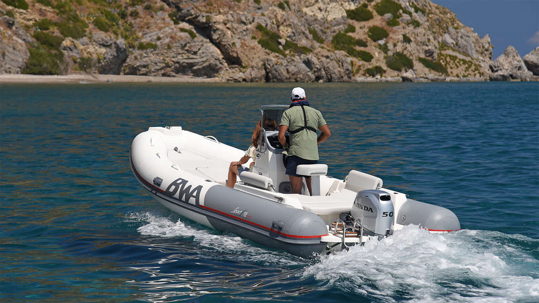 Bateau équipé d'un moteur BF50, utilisé par un démonstrateur, sur un lac.