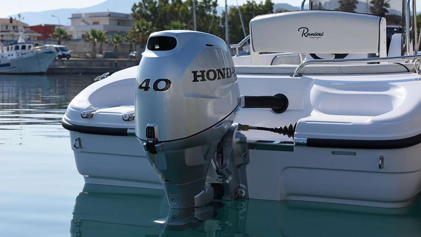 Bateau de luxe amarré équipé d'un moteur hors-bord Honda BF40