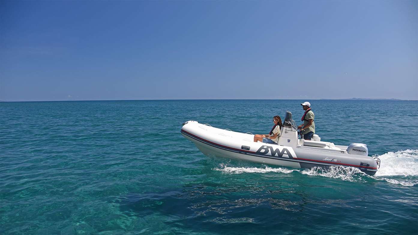 Couple à bord d'un bateau pneumatique équipé d'un moteur hors-bord Honda BF50