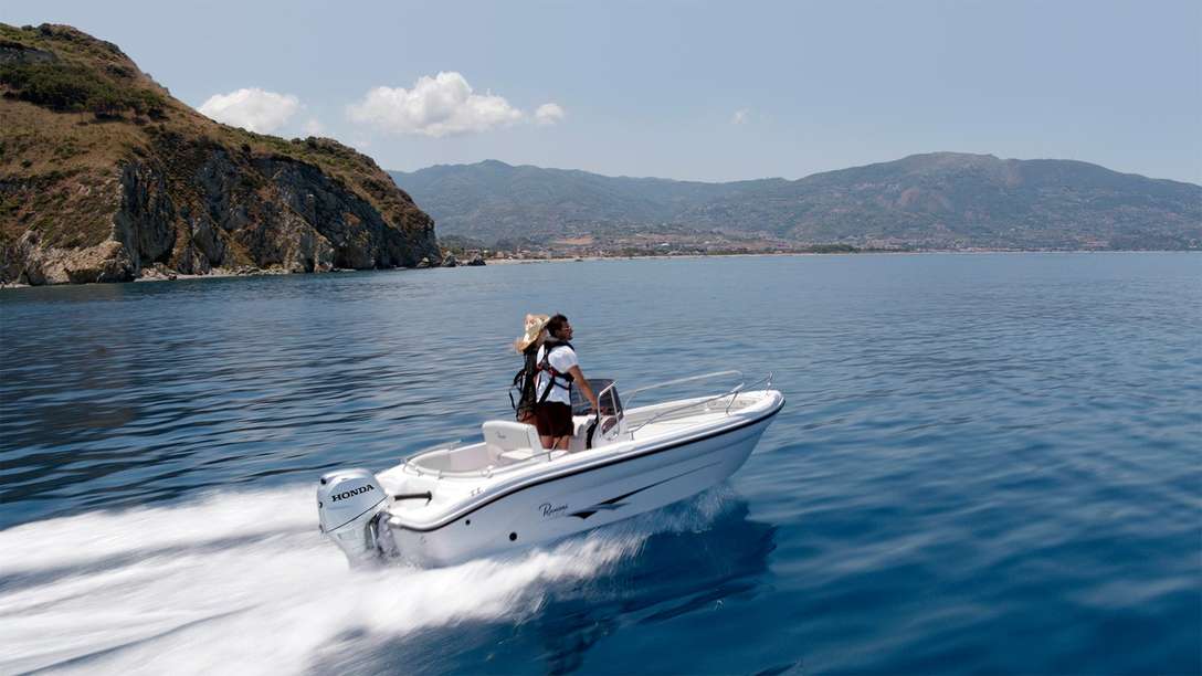 Couple à bord d'un bateau équipé du moteur BF40 sur un lac