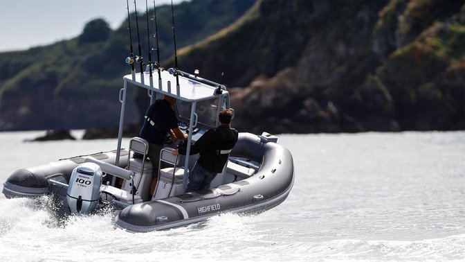 Bateau équipé d'un moteur BF80, utilisé par des démonstrateurs, sur le littoral.