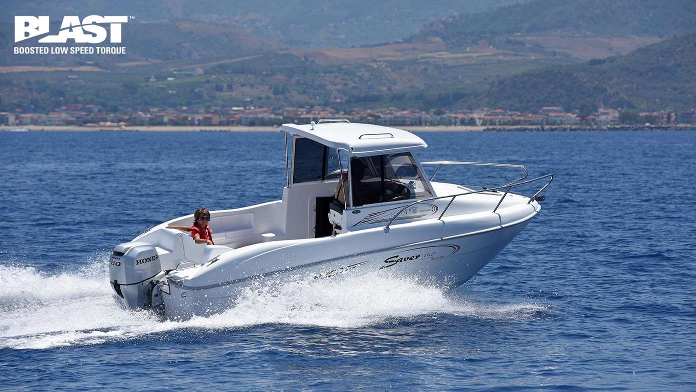 Bateau à grande vitesse sur un lac