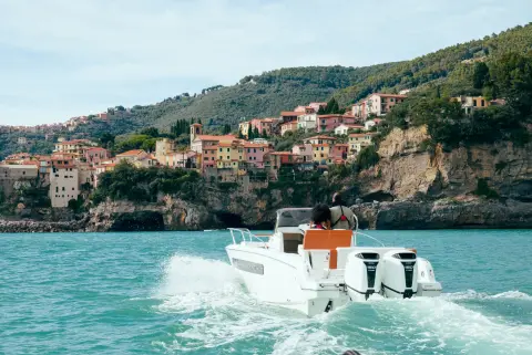 Modèles à l’arrière du bateau en mer avec moteur BF350 L4.