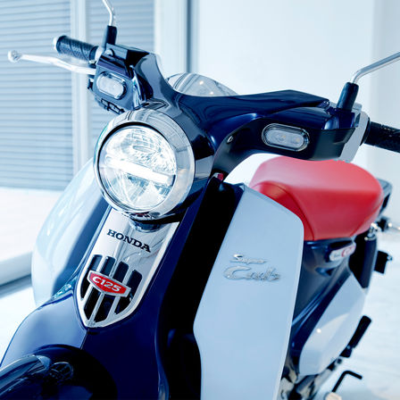 Honda Super Cub bleu