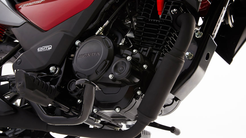Moto 125 Honda CB125F rouge, prise en studio, zoom sur le moteur