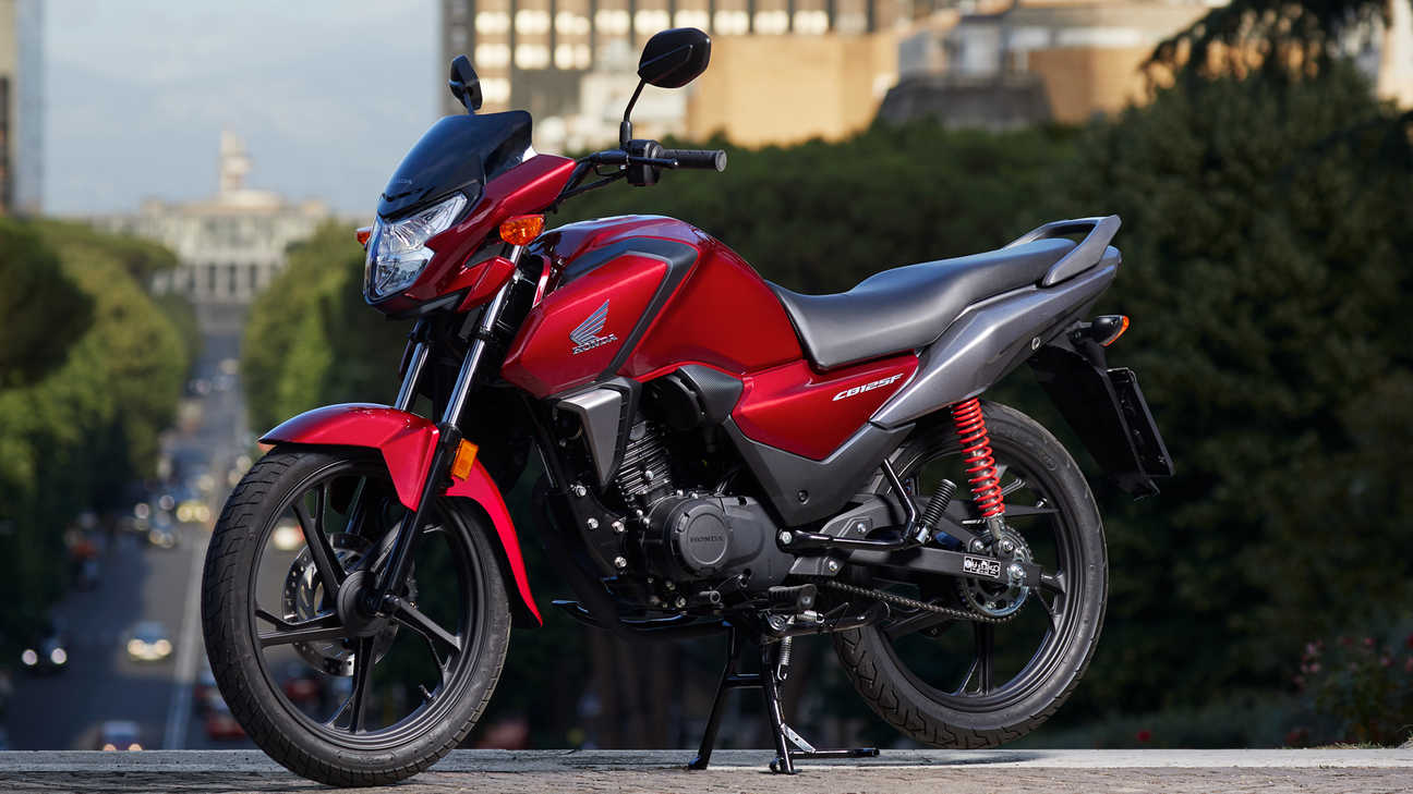 Moto 125 Honda CB125F rouge, en extérieur, prise du côté gauche