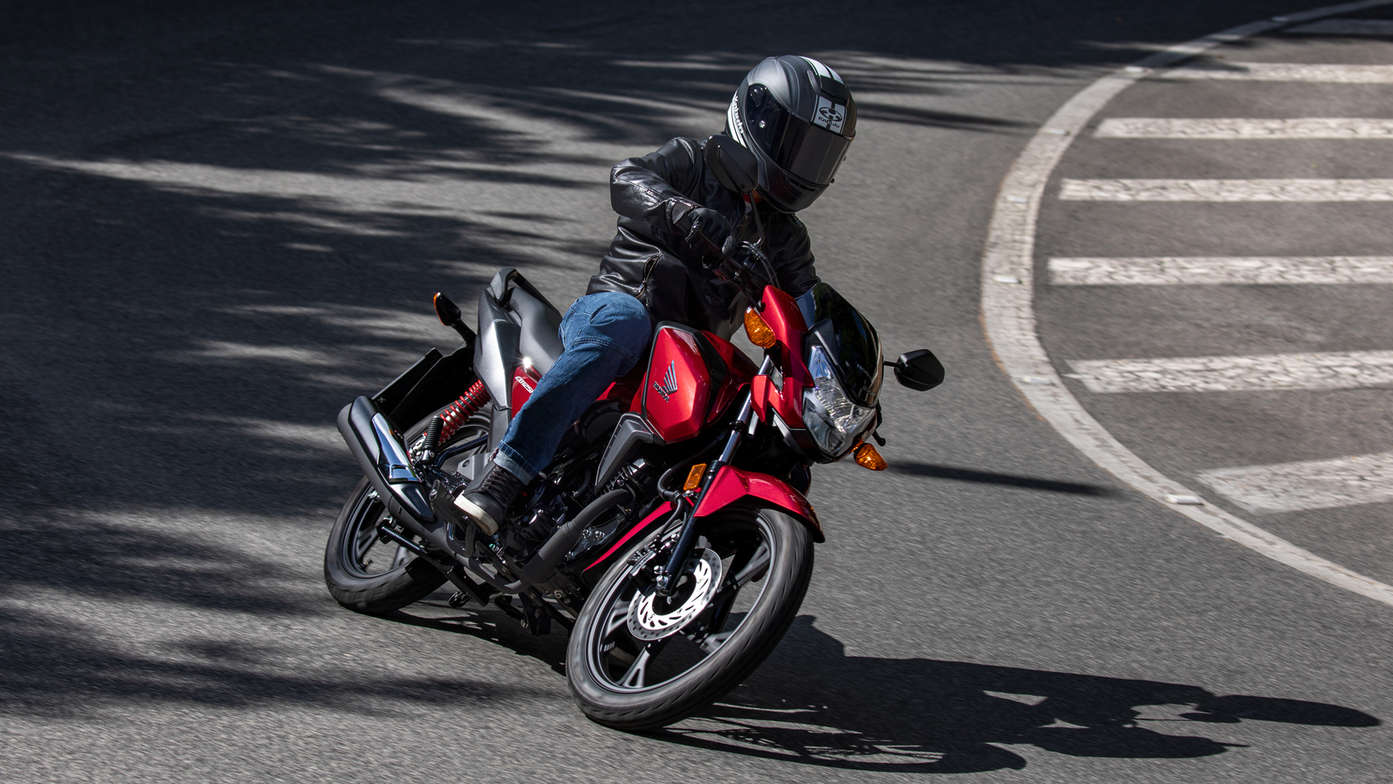 Moto 125 Honda CB125F en mouvement sur route