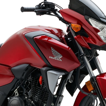 Moto 125 Honda CB125F rouge, prise en studio, zoom sur l'avant