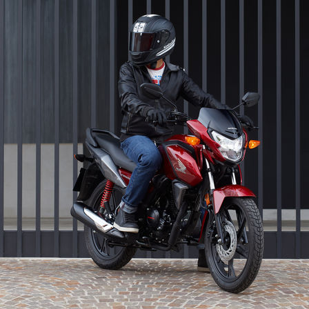 Honda CB125F rouge avec motard