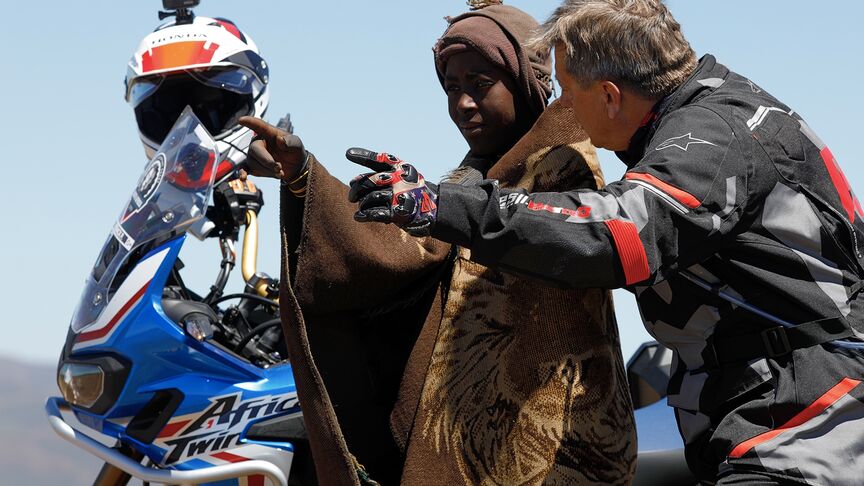 Motard traversant les terrains difficiles d'Afrique du Sud.