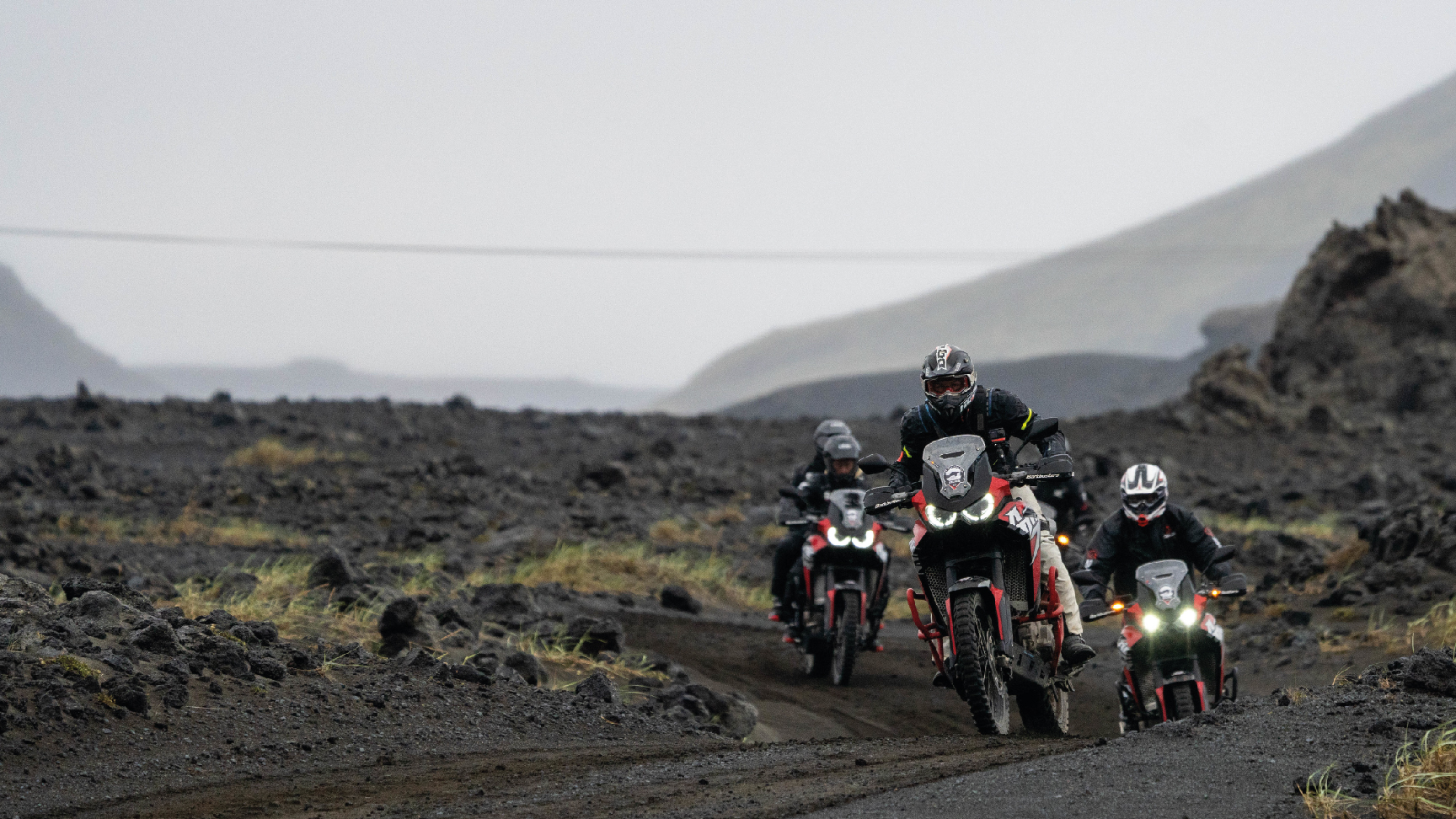 Vue arrière du trail Honda Africa Twin en situation.