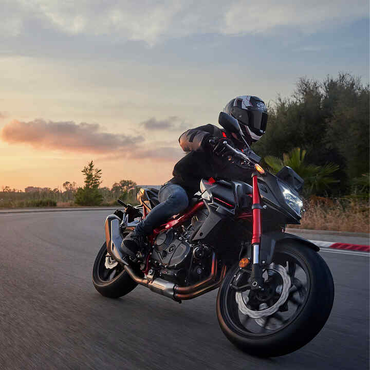 Honda CB750 Hornet dynamique sur route