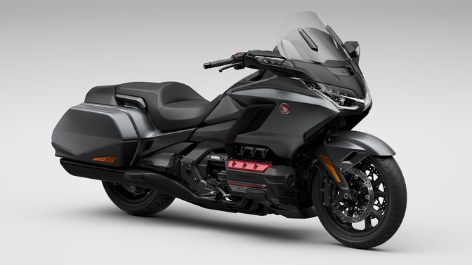 Vue de 3/4 avant droit du modèle Honda Gold Wing en studio