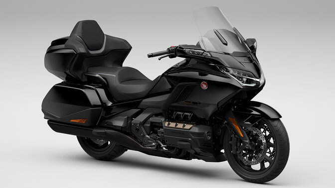 Vue de 3/4 avant droit du modèle Honda Gold Wing Touring en studio