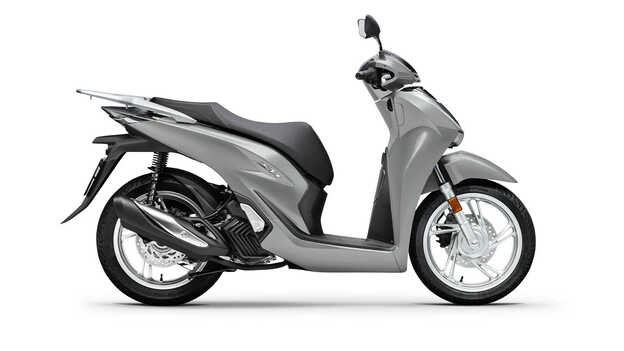 Vue de 3/4 avant droit du modèle Honda SH125 en studio