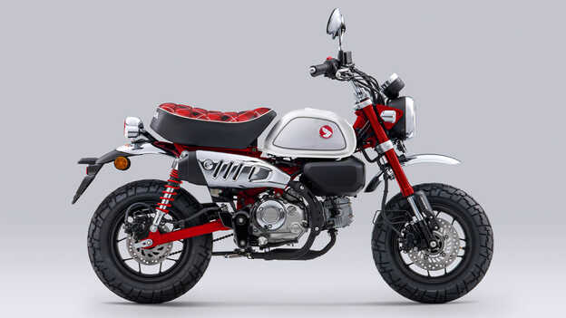 Vue de 3/4 avant droit du modèle Honda Monkey 125 en studio