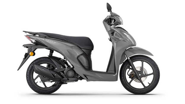 Vue de 3/4 avant droit du modèle Honda Vision 110 en studio
