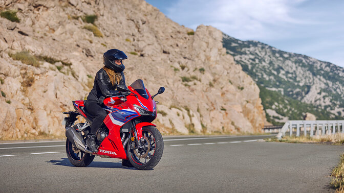 Vue de trois quarts avant de la CB500R en mouvement avec motard