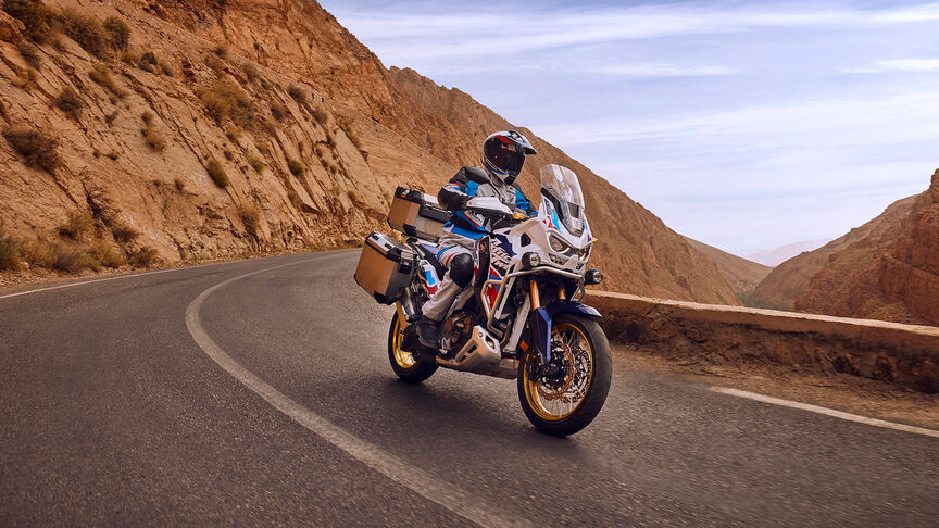 Africa Twin Off-road avec motard sur une dune de sable