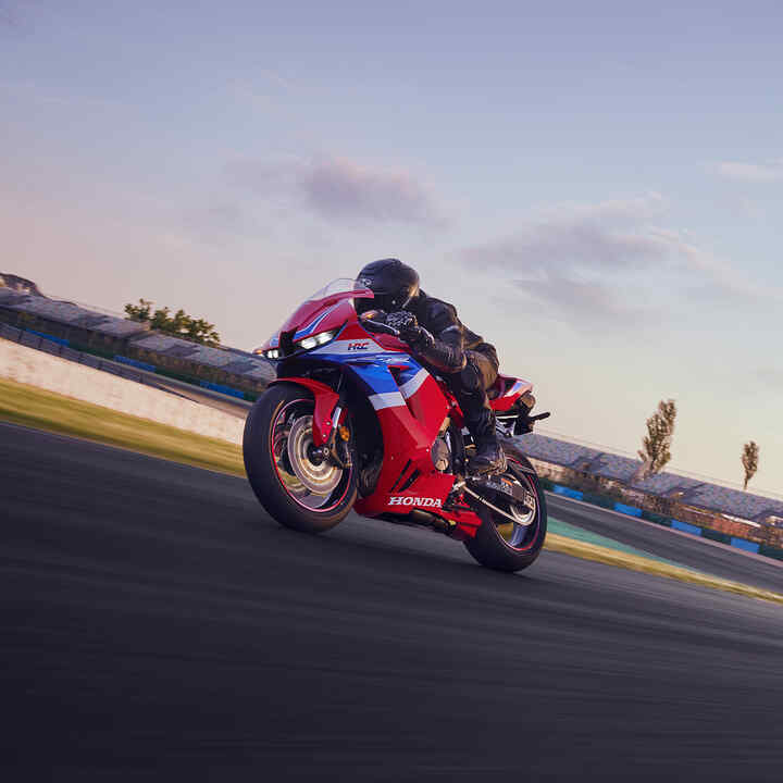 Vue dynamique de trois quarts avant de la CBR600RR sur piste