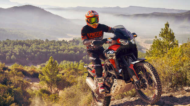 Vue de trois-quarts avant de la Honda Africa twin roulant sur un terrain accidenté