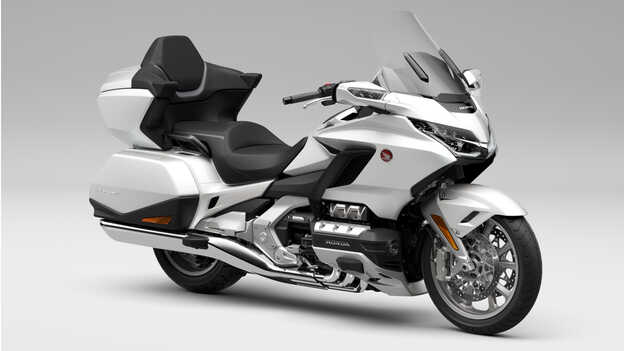 Vue latérale de la Honda Gold Wing Tour en studio.