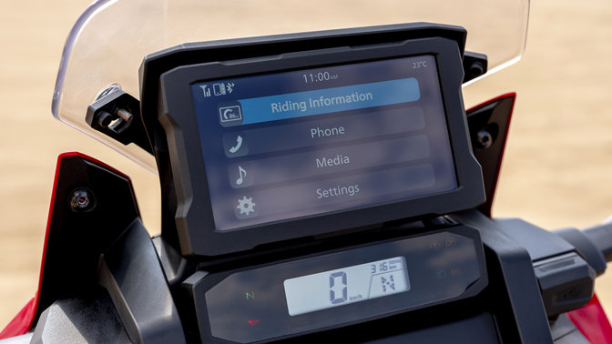 Gros plan sur l'écran TFT Bluetooth du trail Honda Africa Twin