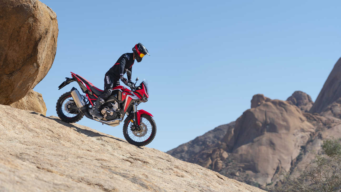 Côté droit du trail Honda Africa Twin sur un rocher