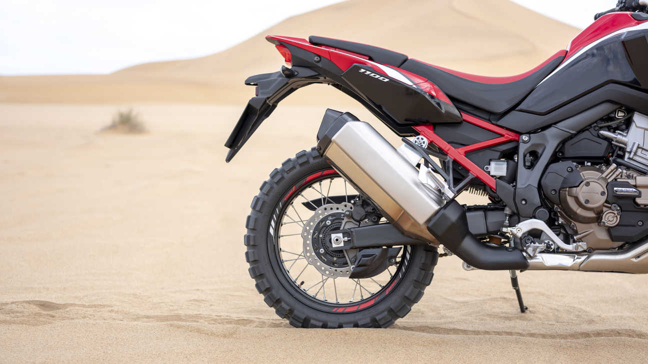 Trail Honda Africa Twin, prise en studio du point de vue de la roue arrière
