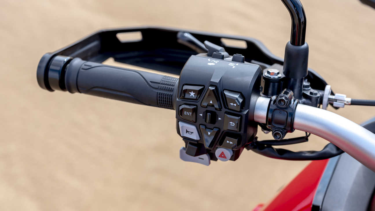 Trail Honda Africa Twin, prise en studio du côté passager