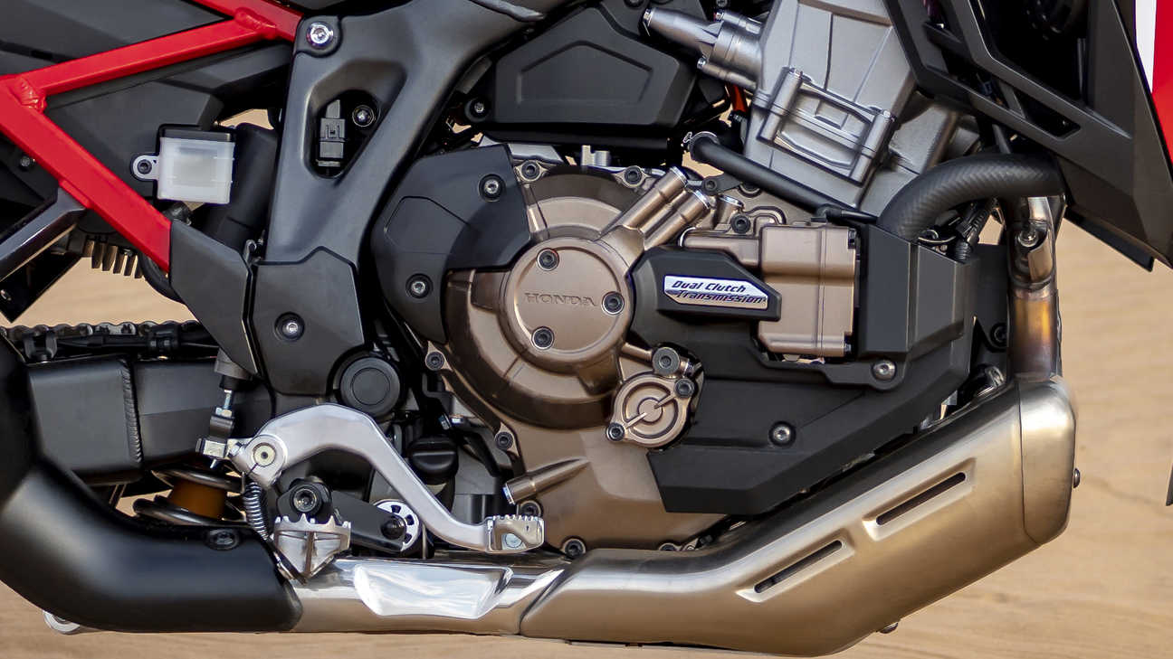 Gros plan sur la poignée gauche du trail Honda Africa Twin