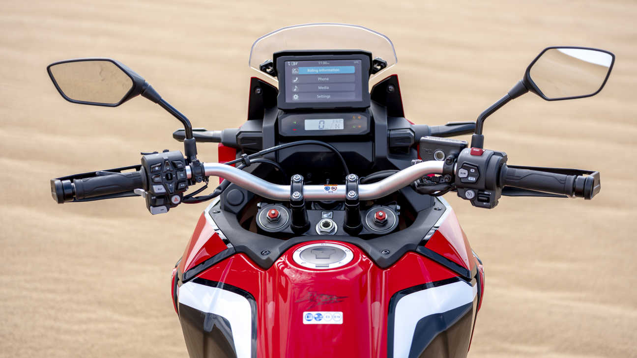 Gros plan sur le point de vue du pilote du trail Honda Africa Twin
