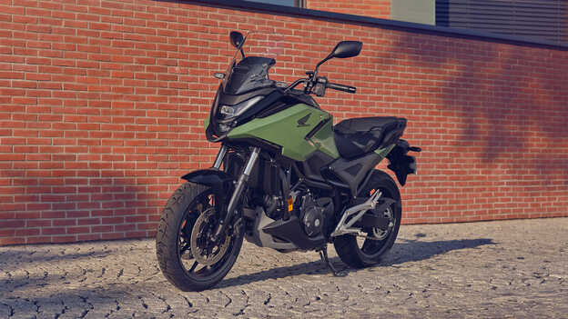 Moto Honda NC750X stationnée dans une rue.