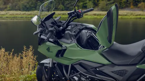 Vue latérale de l'espace de rangement de 23 litres de la Honda NC750X.