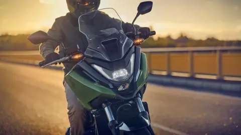 Plan de face d'un mannequin conduisant la moto NC750X sur route.