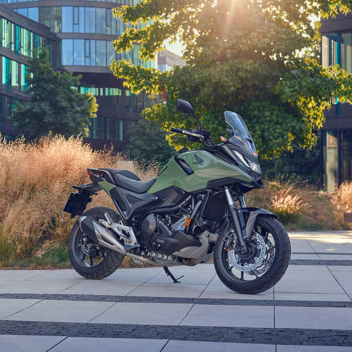 Moto Honda NC750X garée dans un endroit urbain.