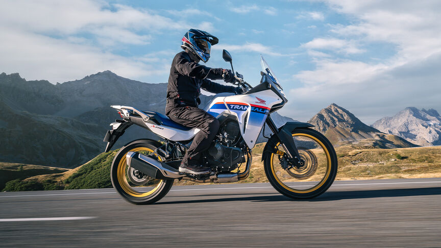 XL750 Transalp sur une route de montagne.